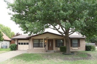 Building Photo - 800 Brentwood Ln