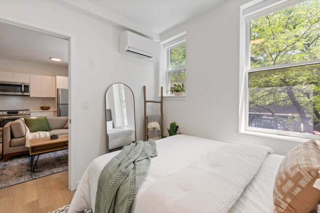 1 bedroom with treelined views - 1652 W Roscoe St