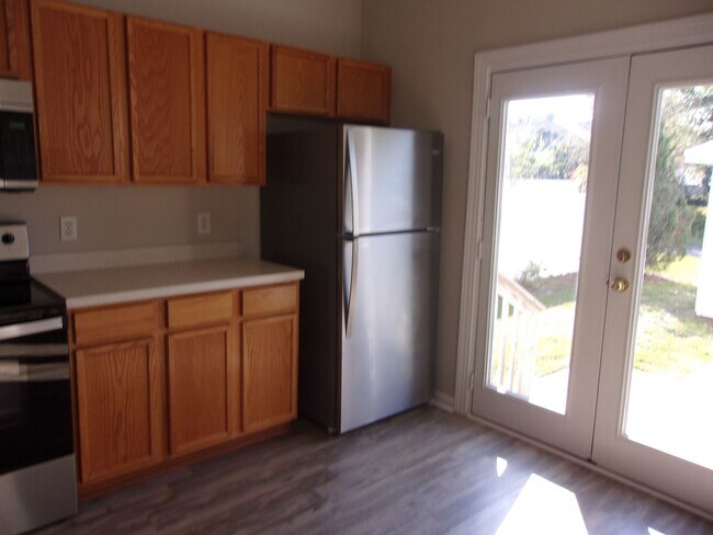 Building Photo - 3 Bedroom / 2.5 Bathroom with 2 car garage...
