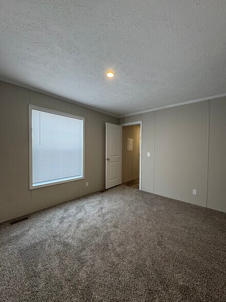 Building Photo - 2340 Maple Dr