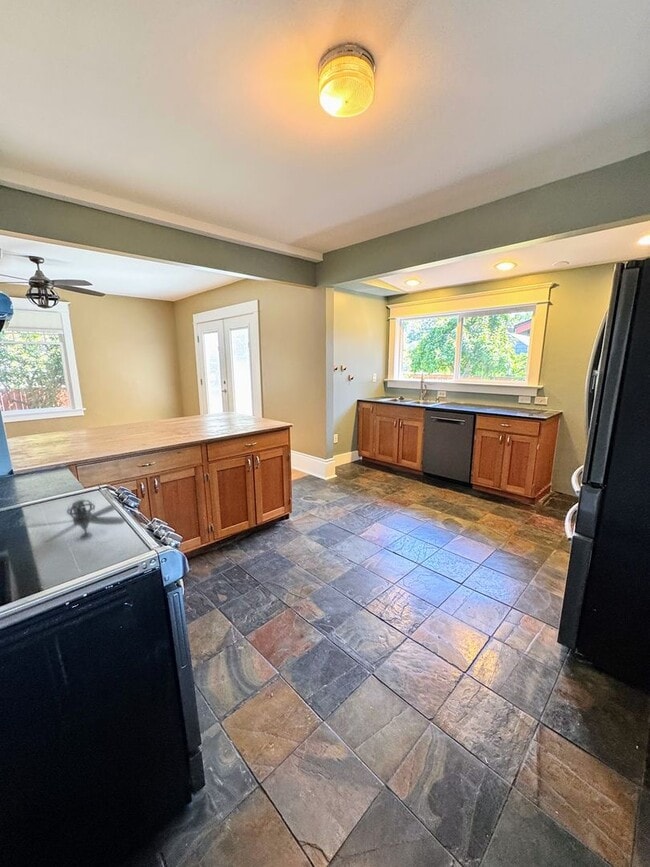 Building Photo - Beautiful 4+ Bed, 3 Bath Crafstman Home with Fenced Yard near St. Johns