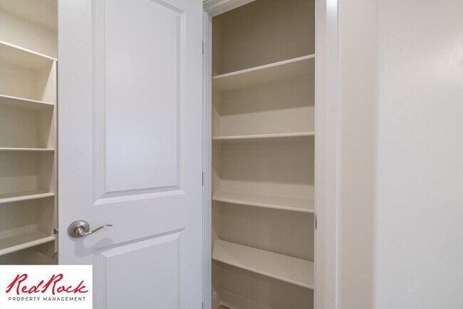 Building Photo - Modern Townhome in Desirable Hurricane Hei...