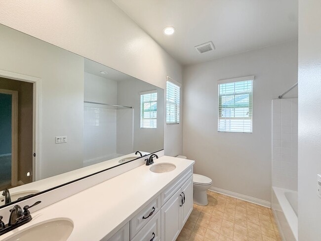 Building Photo - Spacious 4BR/3BA Home in Ocean View Hills
