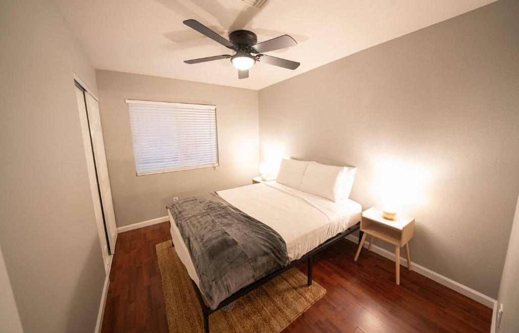 Building Photo - 422 E Balboa Dr