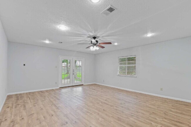 Building Photo - 118 E Thornton Rd