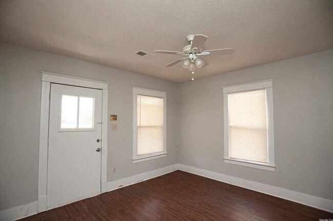 Building Photo - 2114 Maple St