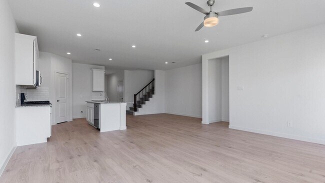 Building Photo - 5030 Balcolm Dr