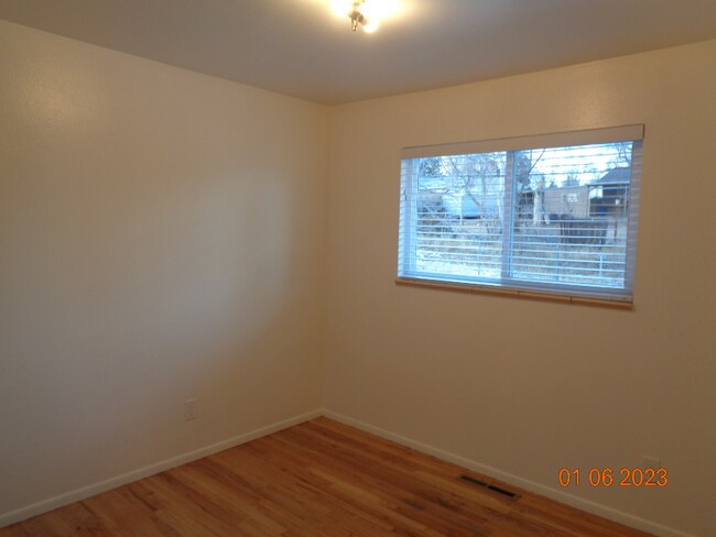 Building Photo - Nicely located close to Memorial Park and ...