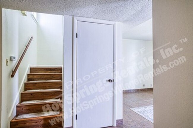 Building Photo - Two-Level Townhome in DeSoto Courts