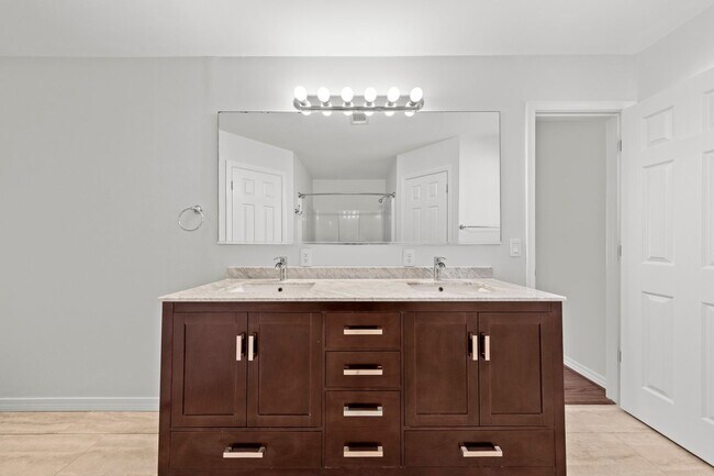 Building Photo - Updated Home in Raintree Estates!