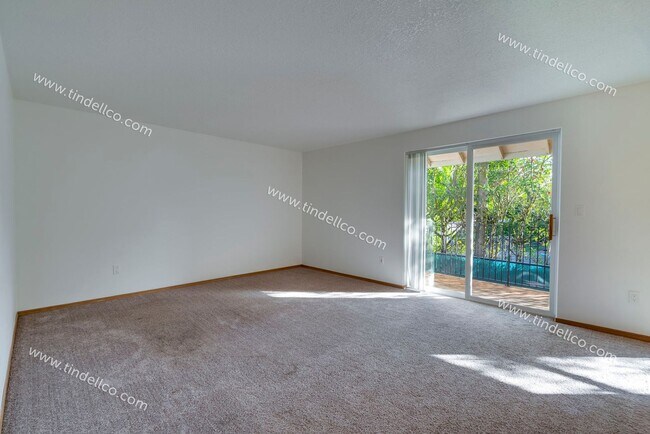 Building Photo - $500 OFF 2ND MONTH RENT** Spacious Pet-Friendly Top-Floor Unit w/ Parking Included!