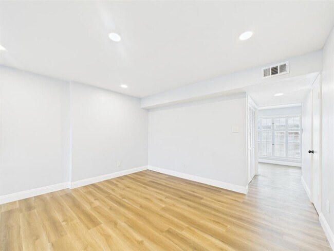 Building Photo - 10380 Briar Forest Dr
