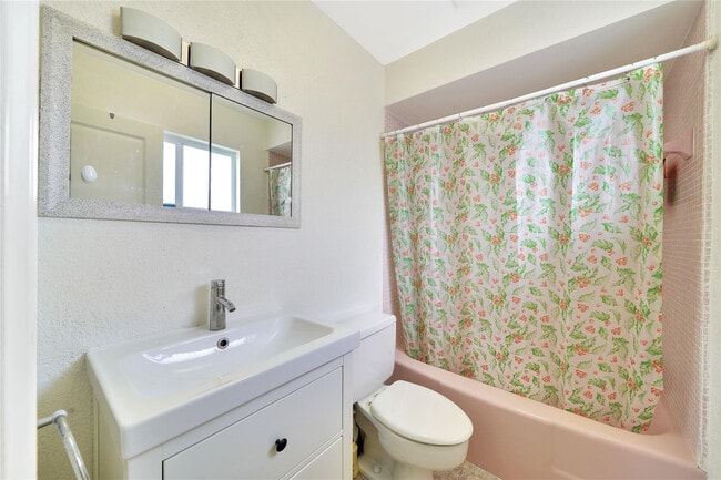 Building Photo - 2701 Middle River Dr