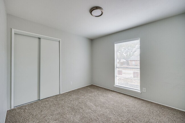 Building Photo - Spacious 4BD Home with Stunning Landscape ...
