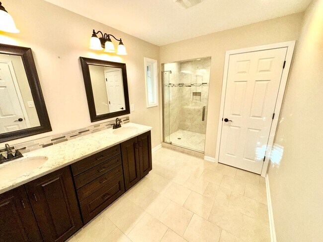 Building Photo - Magnificant 4BD, 3BA Home in Highly Sought...