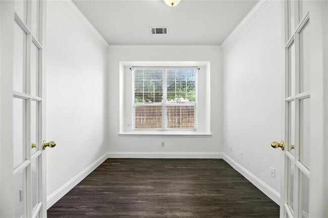 Building Photo - 1901 Avante Dr