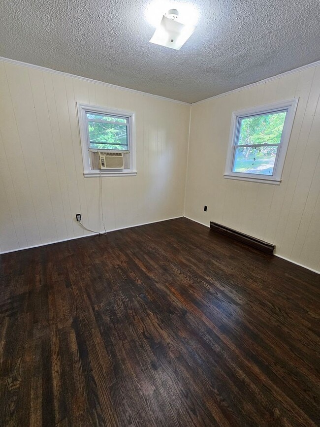 Building Photo - 2 BR off Old Winston Rd!