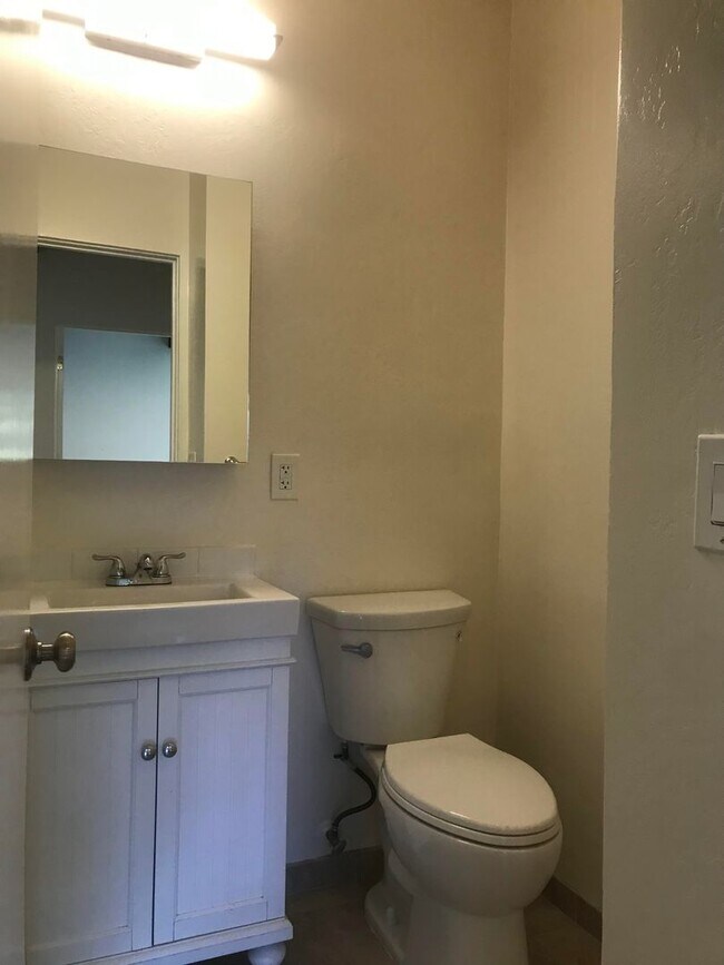 Building Photo - Tranquil and Remodeled 2BR/1BA Updated Uni...