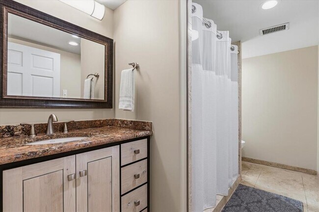 Building Photo - 25207 Lakeview Dr