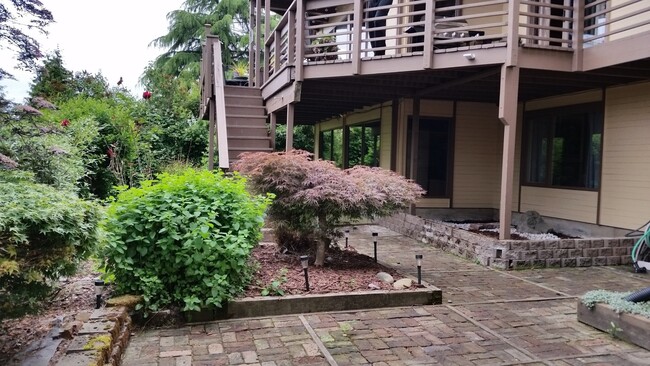 Building Photo - Exquisite 4 Bed, 2.5 bath in Bellevue with...