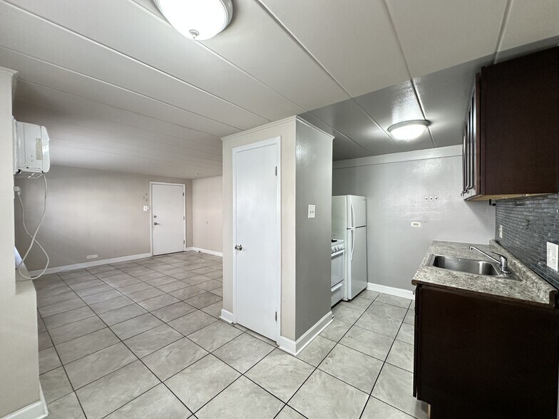 Building Photo - 9612 Ivanhoe Ave