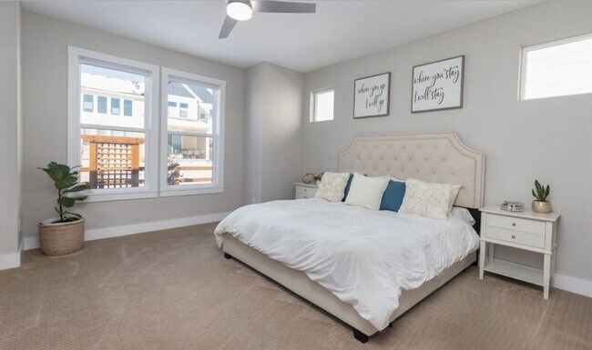 Building Photo - Gorgeous & Large 3 Bedroom 2 Bath Home wit...