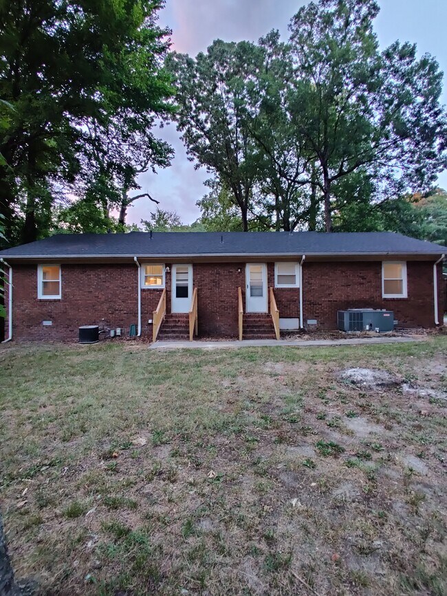 Spacious Backyard - 1200 E 14th St