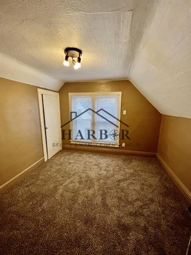 Building Photo - 403 10th St NW