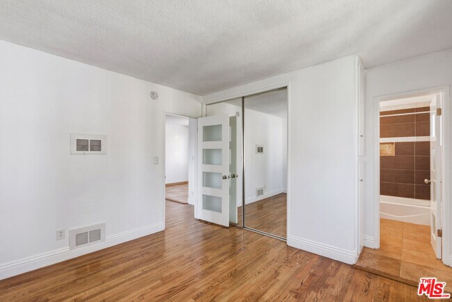 Building Photo - 5117 Crenshaw Blvd