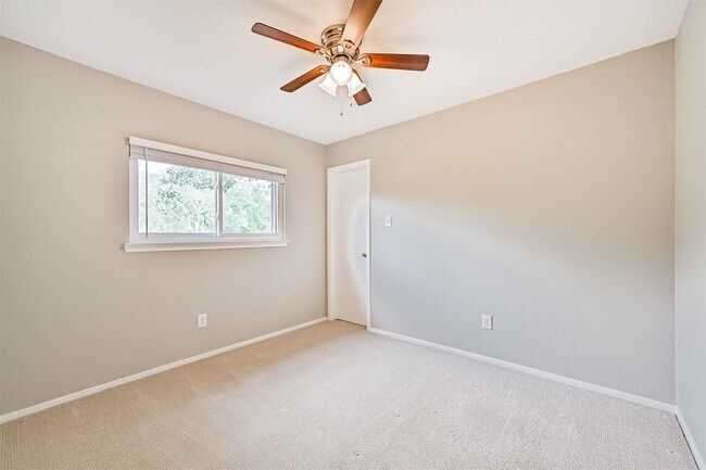 Building Photo - 222 Old Oaks St