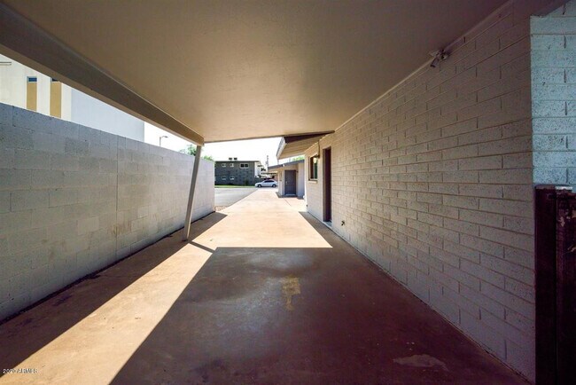 Building Photo - 3140 E Glenrosa Ave