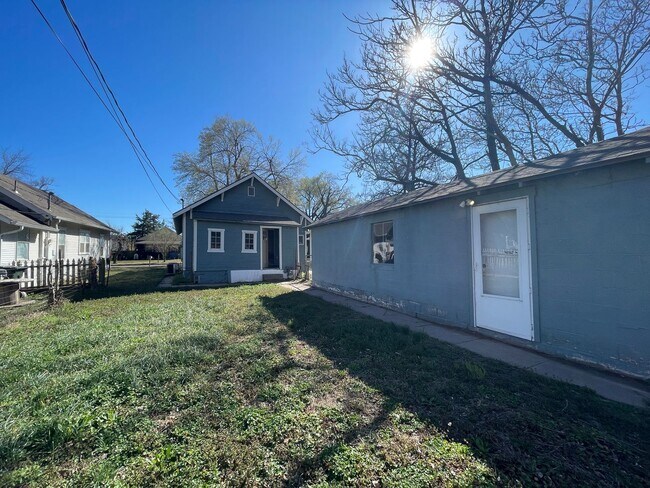 Building Photo - 2 bedroom home with garage