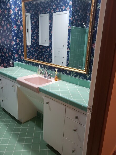 Building Photo - 1727 E Pinecrest Rd