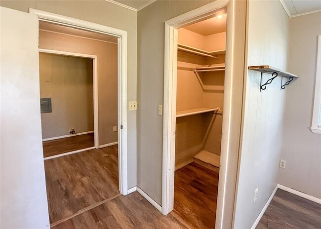 Building Photo - 817 S Kelly Ave