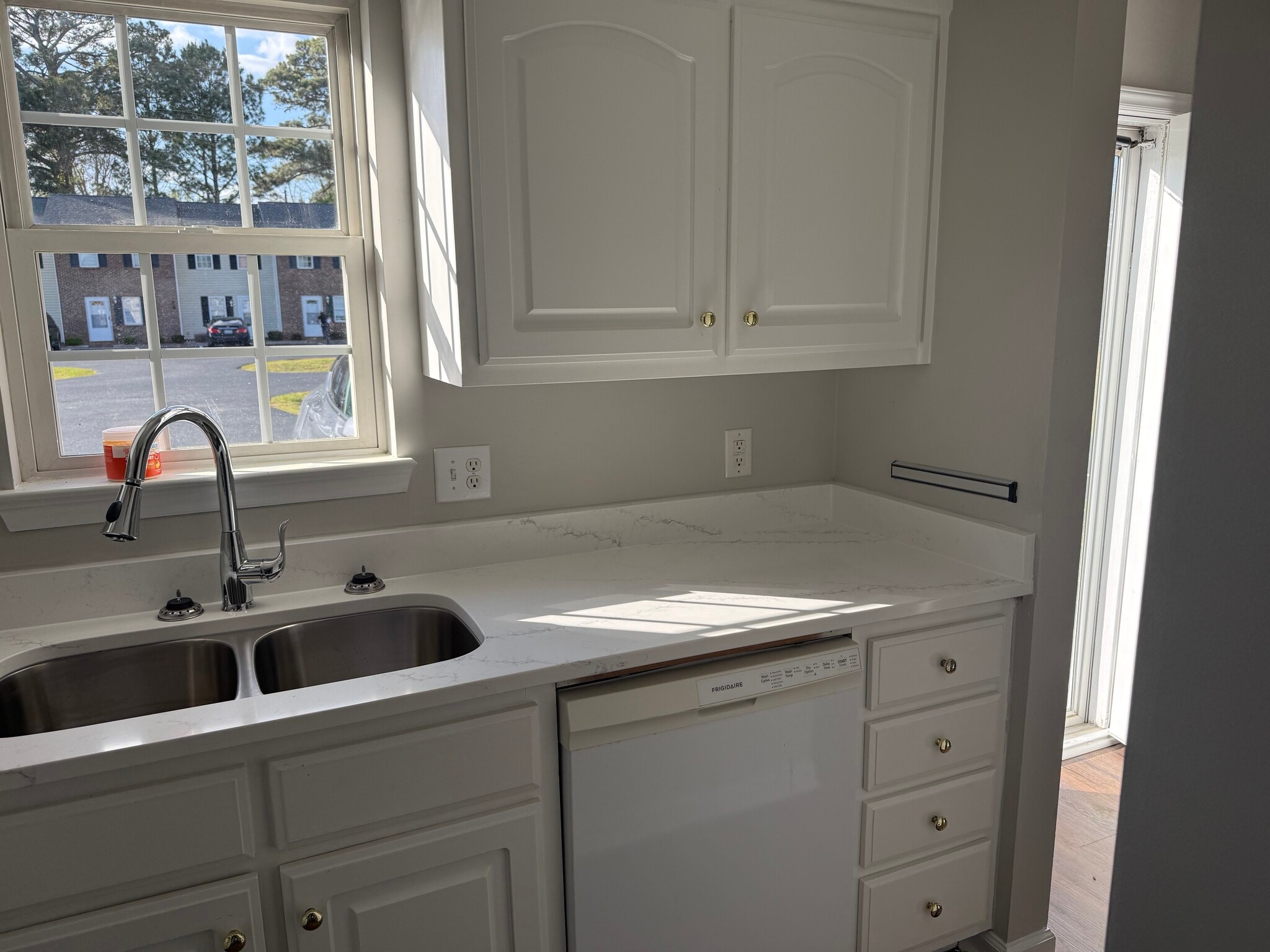 Kitchen - 102 Loganshire Way