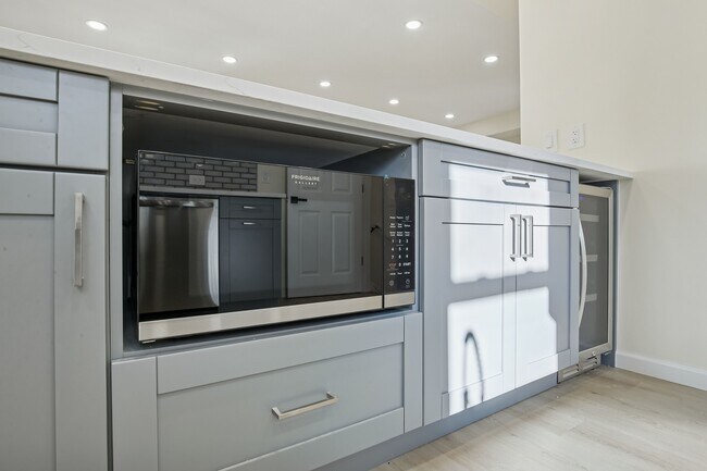 Building Photo - 4 Lincoln Pl