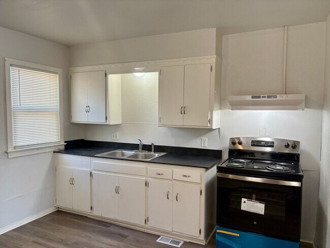 Building Photo - 2316 Miramar Blvd