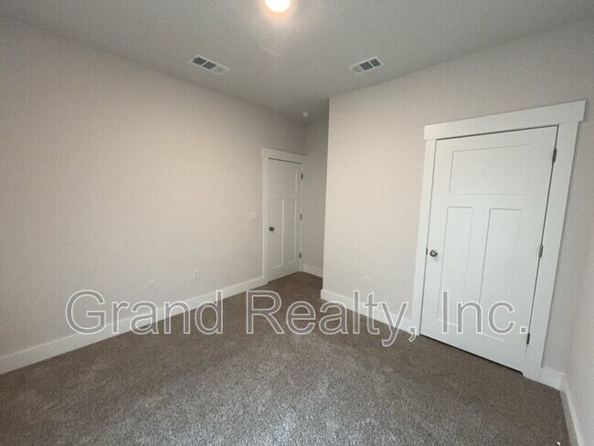 Building Photo - 5823 Sargassum Ln
