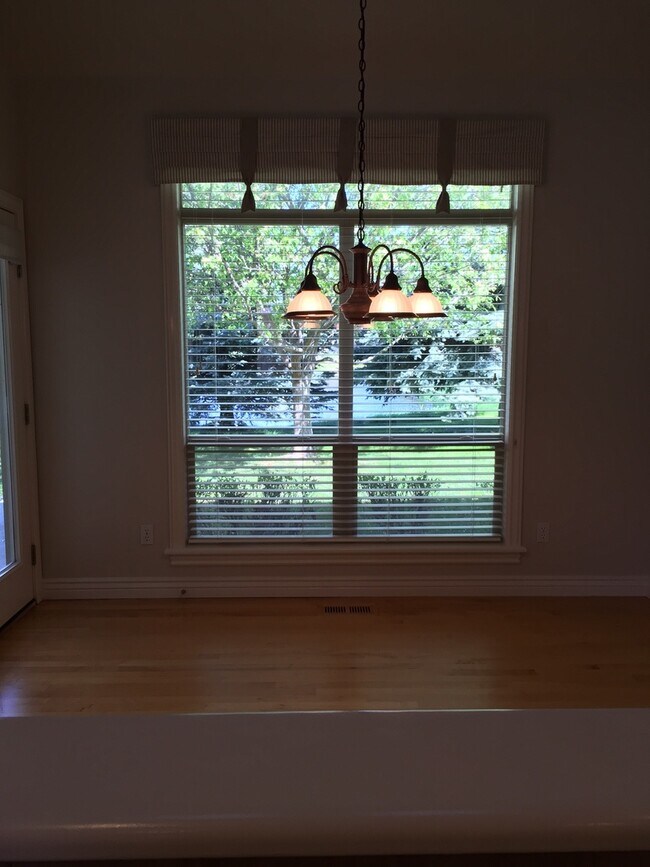 Building Photo - 576 E Riverchase Way