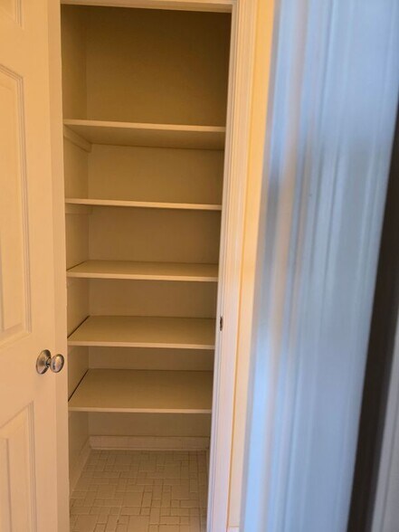 Building Photo - 800 Thomas Ct