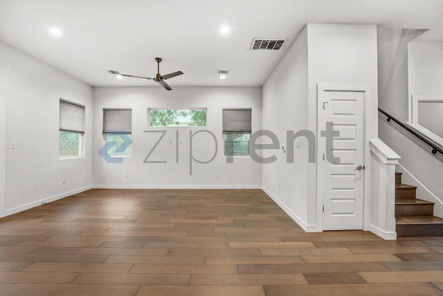 Building Photo - Unit A