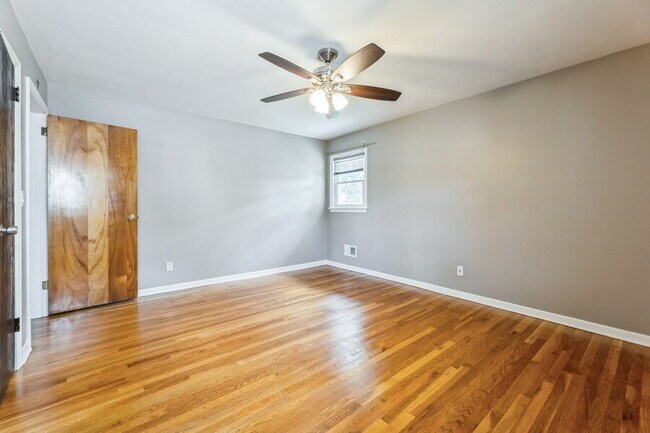 Building Photo - Bergenfield NJ Split Level Spacious Single Family home