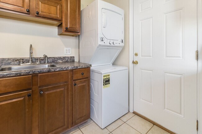 Building Photo - CITY OF FREDERICKSBURG 3 BEDROOM HOME FOR RENT