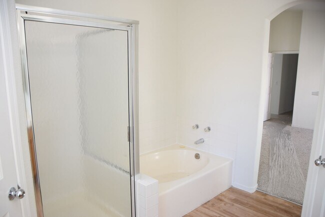 Building Photo - BEAUTIFUL 4 BEDROOM, 2 BATH SINGLE-STORY H...