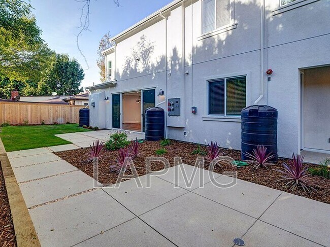 Building Photo - 5600 W 78th