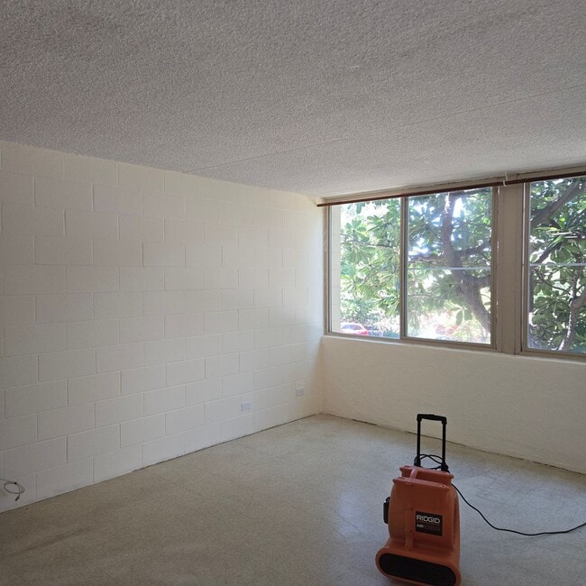Building Photo - Freshly Painted 2 Bedroom Harbor Lights Co...