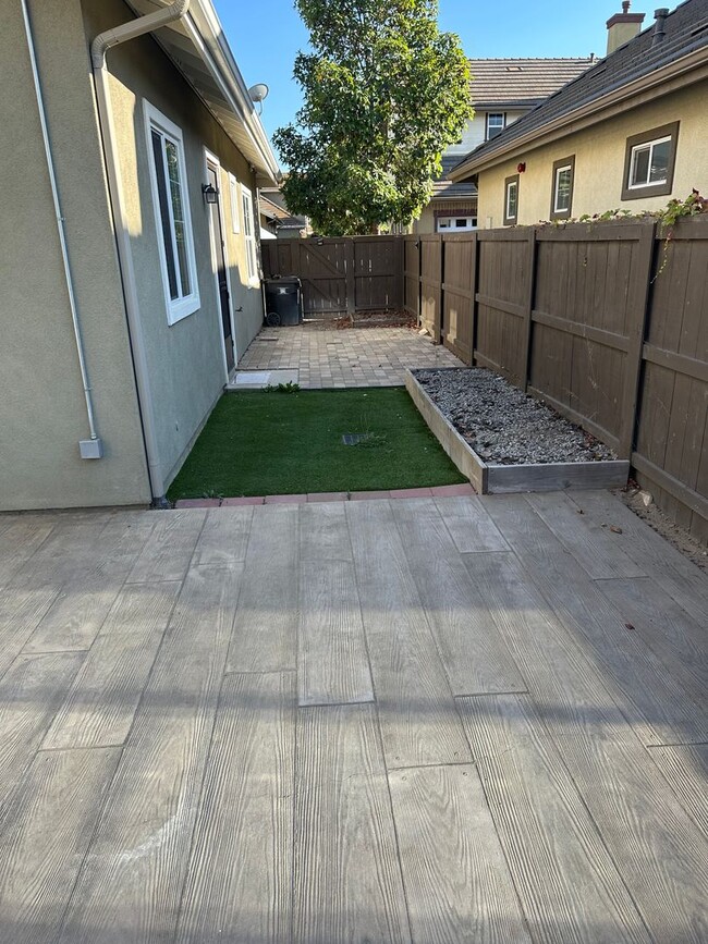 Building Photo - Pleasant 4 Bedroom 2.5 Bath Home Located in the Newer Gated Development of Lavigna