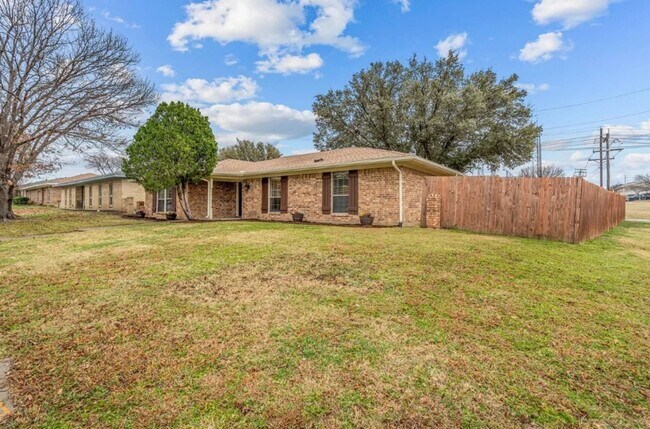 Building Photo - Bright 3-Bed, 2-Bath Lewisville Home with Spacious Fenced Yards