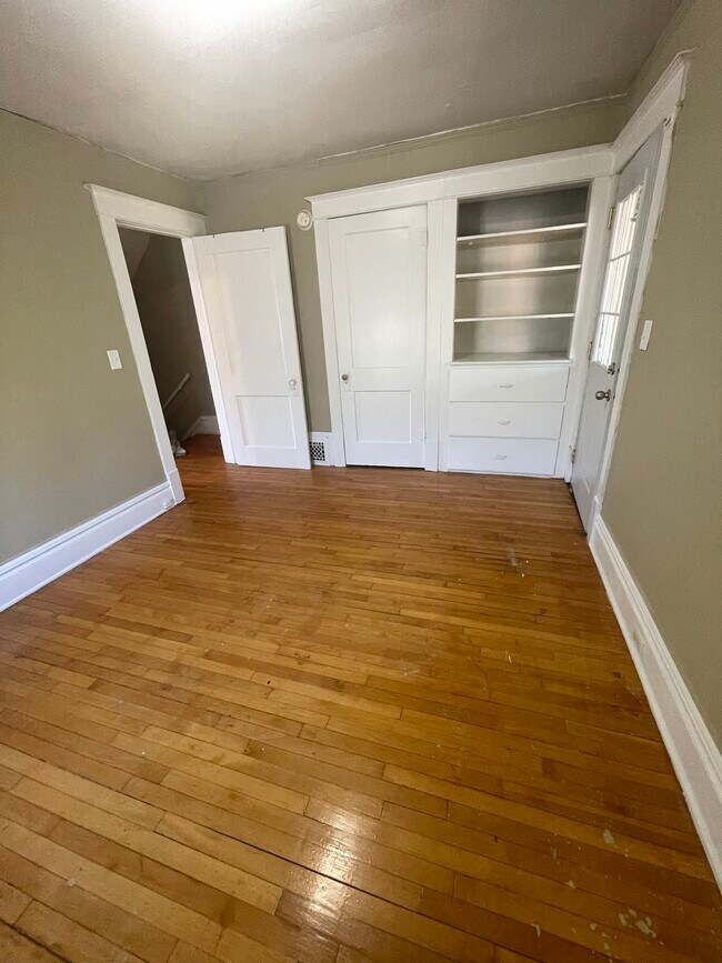 Building Photo - 22 E Southern Ave