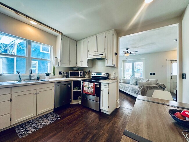 Building Photo - Charming 3 bedroom Victorian home!